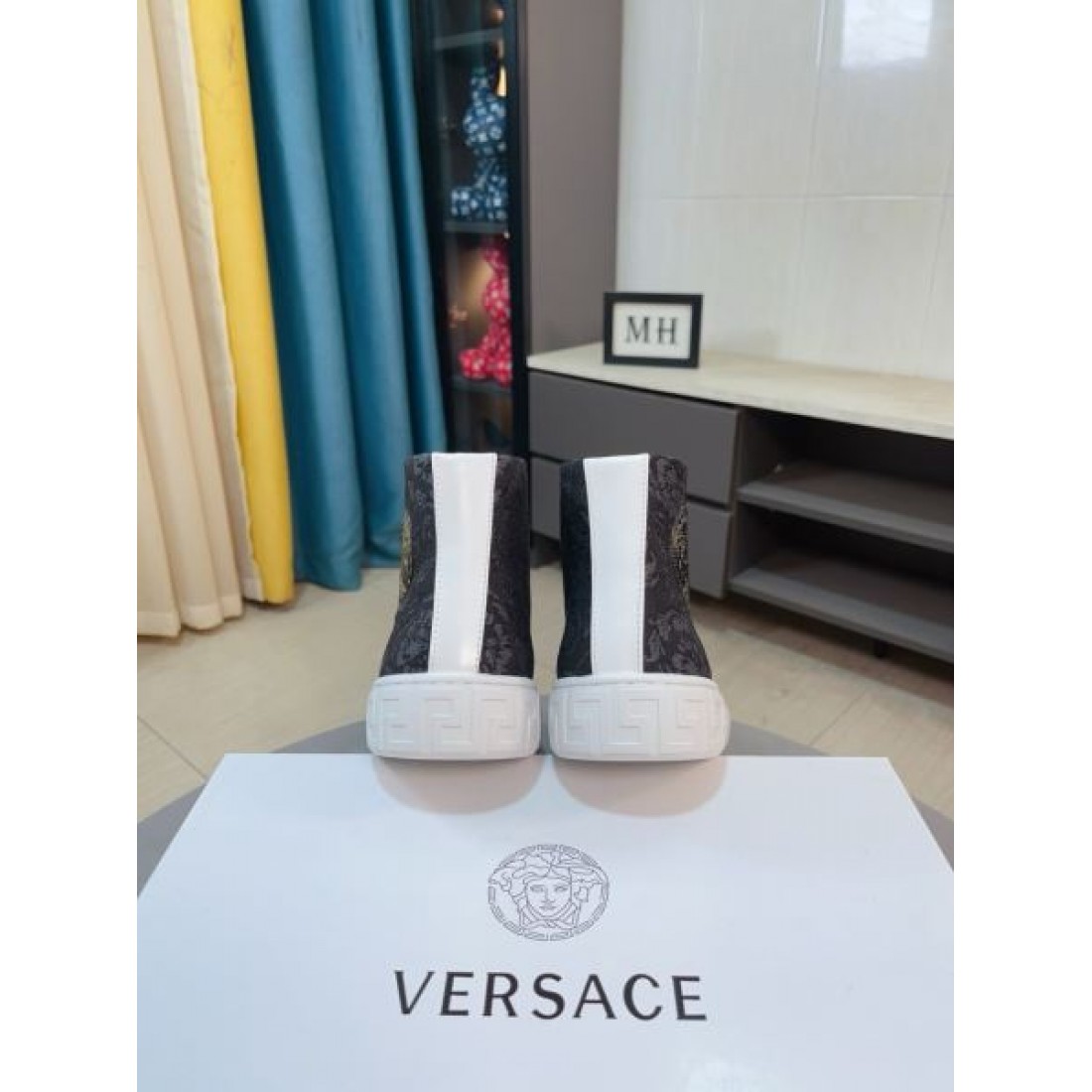 重厚 上質 VERSACE ヴェルサーチェ コピー カジュアルシューズ 高級感 インパクト