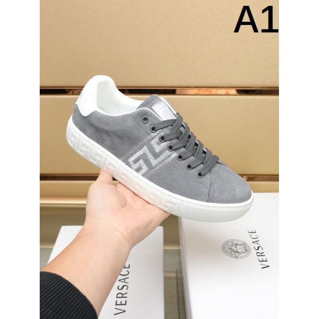 華やか 高級感 VERSACE ヴェルサーチェ コピー カジュアルシューズ 存在感