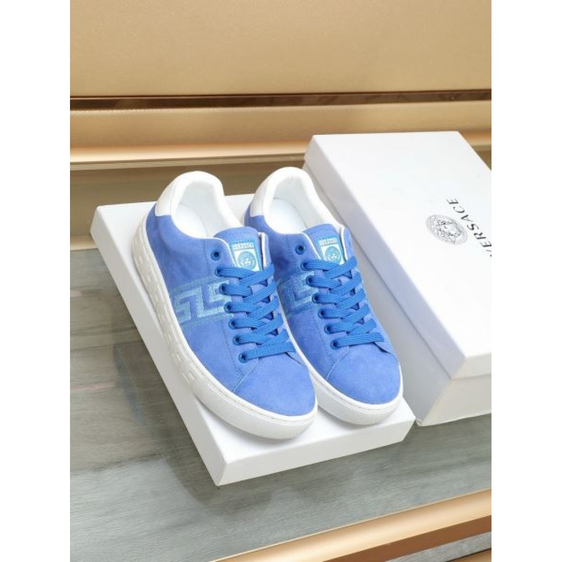  華やか 高級感 VERSACE ヴェルサーチェ コピー カジュアルシューズ 存在感