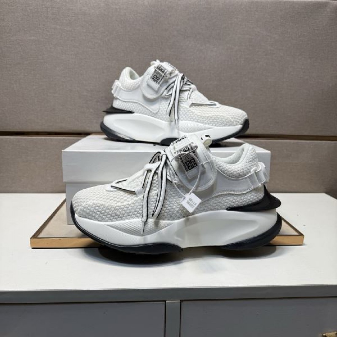 モダン スタイリッシュ GIVENCHY ジバンシィ コピー スニーカー 都会的 洗練