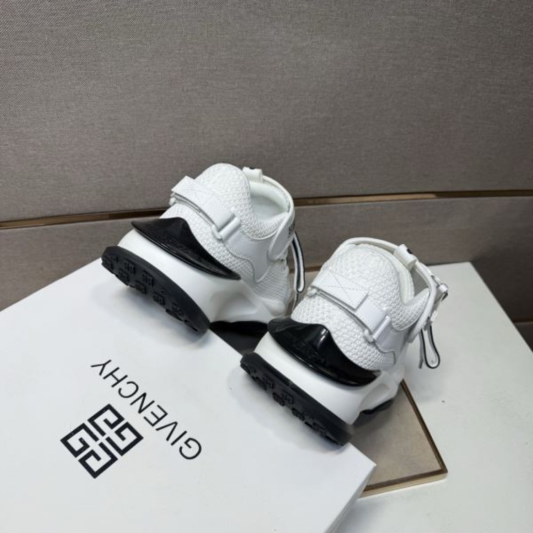 モダン スタイリッシュ GIVENCHY ジバンシィ コピー スニーカー 都会的 洗練