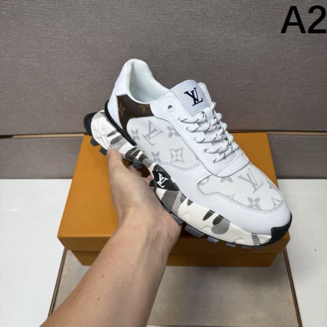 ラグジュアリー 王道 LOUIS VUITTON ルイヴィトン コピー スニーカー 上品 人気
