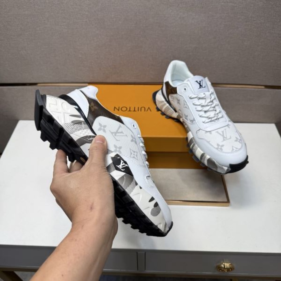 ラグジュアリー 王道 LOUIS VUITTON ルイヴィトン コピー スニーカー 上品 人気