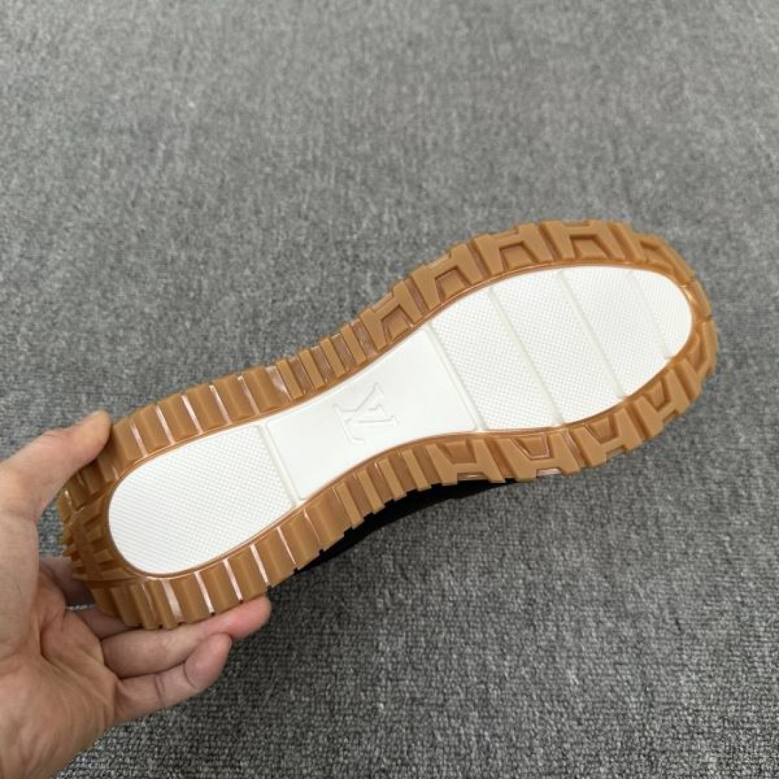 上質 高級感 LOUIS VUITTON ルイヴィトン コピー スニーカー 洗練 定番