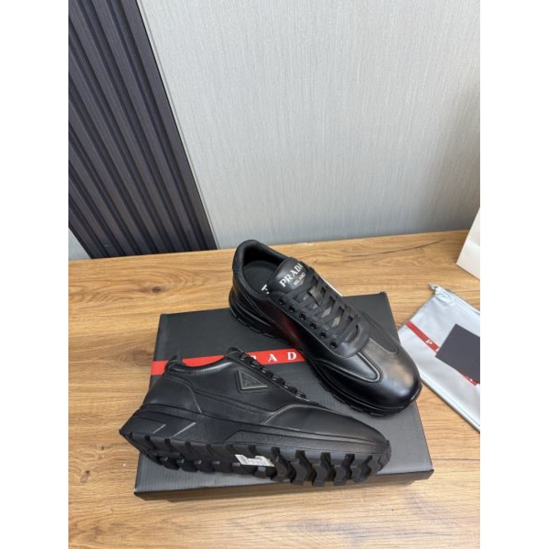 落ち着き 上質 PRADA プラダ コピー スニーカー 大人向け スタイリッシュ