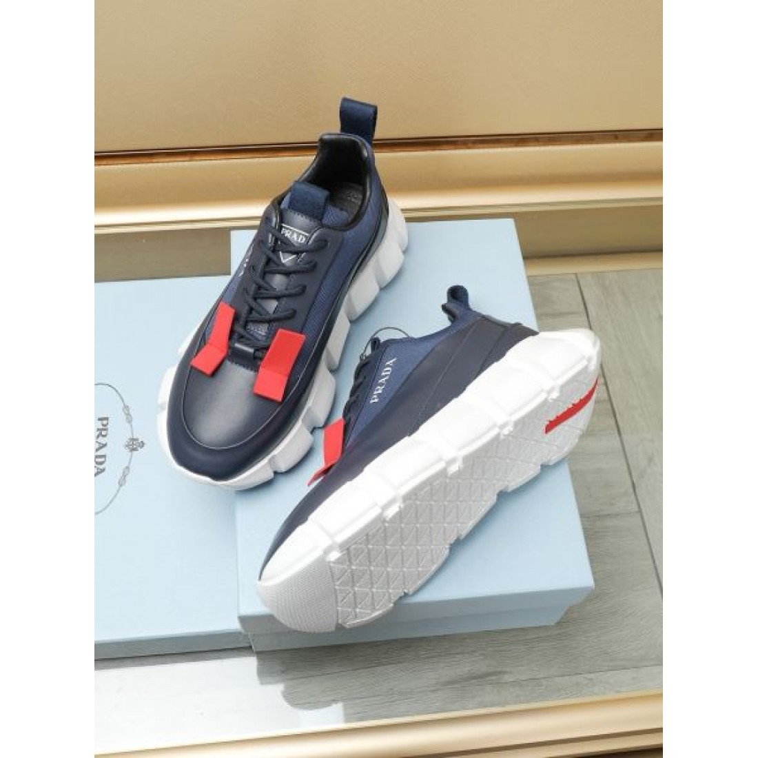 シンプル 高品質 PRADA プラダ コピー スニーカー 上品 洗練