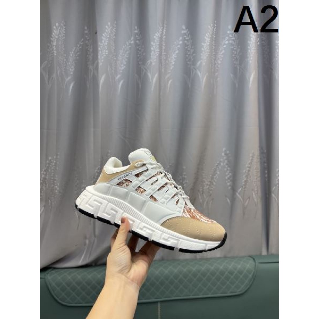 シャープ 都会的 VERSACE ヴェルサーチェ コピー スニーカー 洗練 デザイン性