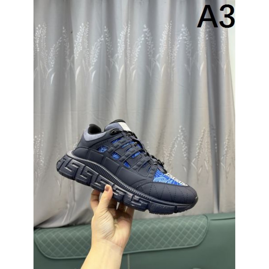 シャープ 都会的 VERSACE ヴェルサーチェ コピー スニーカー 洗練 デザイン性