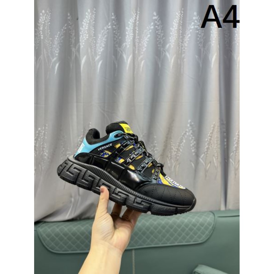 シャープ 都会的 VERSACE ヴェルサーチェ コピー スニーカー 洗練 デザイン性