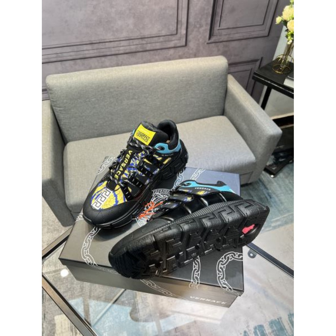 シャープ 都会的 VERSACE ヴェルサーチェ コピー スニーカー 洗練 デザイン性