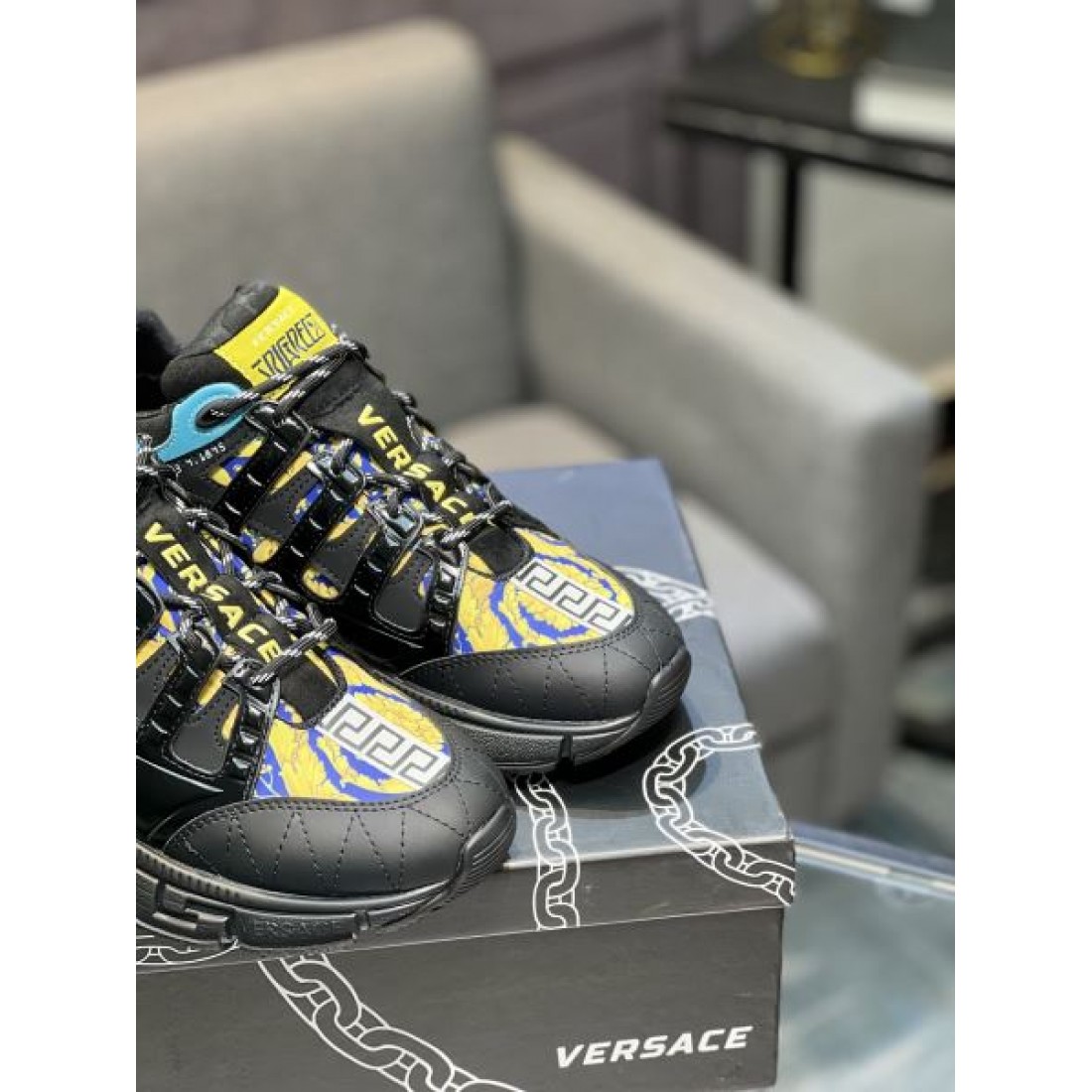 シャープ 都会的 VERSACE ヴェルサーチェ コピー スニーカー 洗練 デザイン性