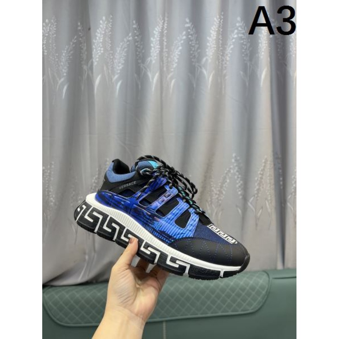 重厚感 ラグジュアリー VERSACE ヴェルサーチェ コピー スニーカー 華やか インパクト