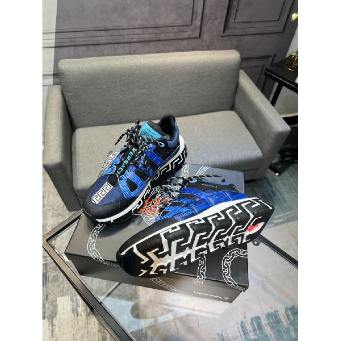 重厚感 ラグジュアリー VERSACE ヴェルサーチェ コピー スニーカー 華やか インパクト