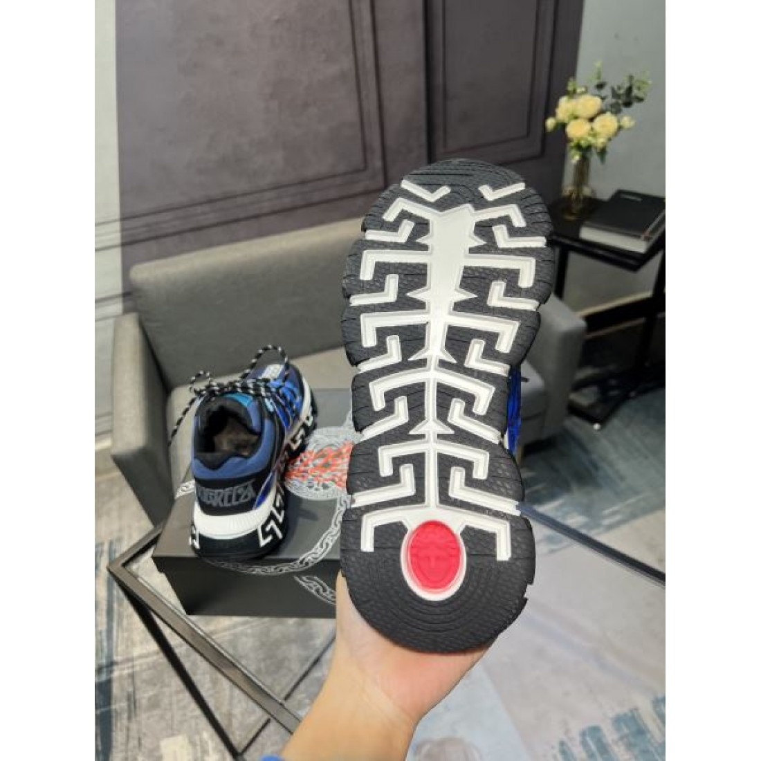 重厚感 ラグジュアリー VERSACE ヴェルサーチェ コピー スニーカー 華やか インパクト