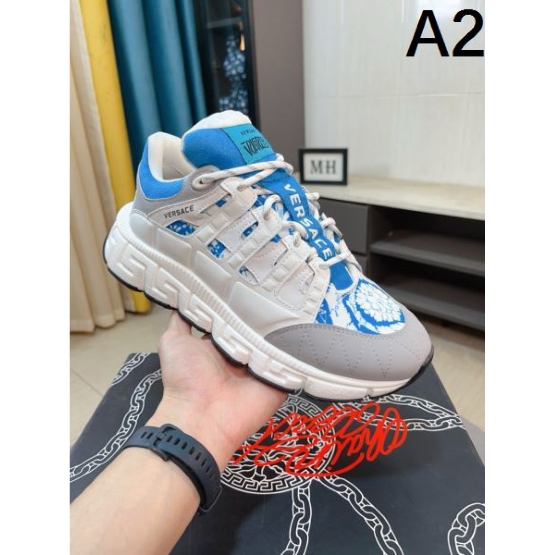 スタイリッシュ 高級感 VERSACE ヴェルサーチェ コピー スニーカー 洗練 存在感