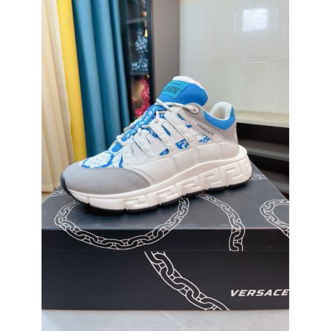 スタイリッシュ 高級感 VERSACE ヴェルサーチェ コピー スニーカー 洗練 存在感