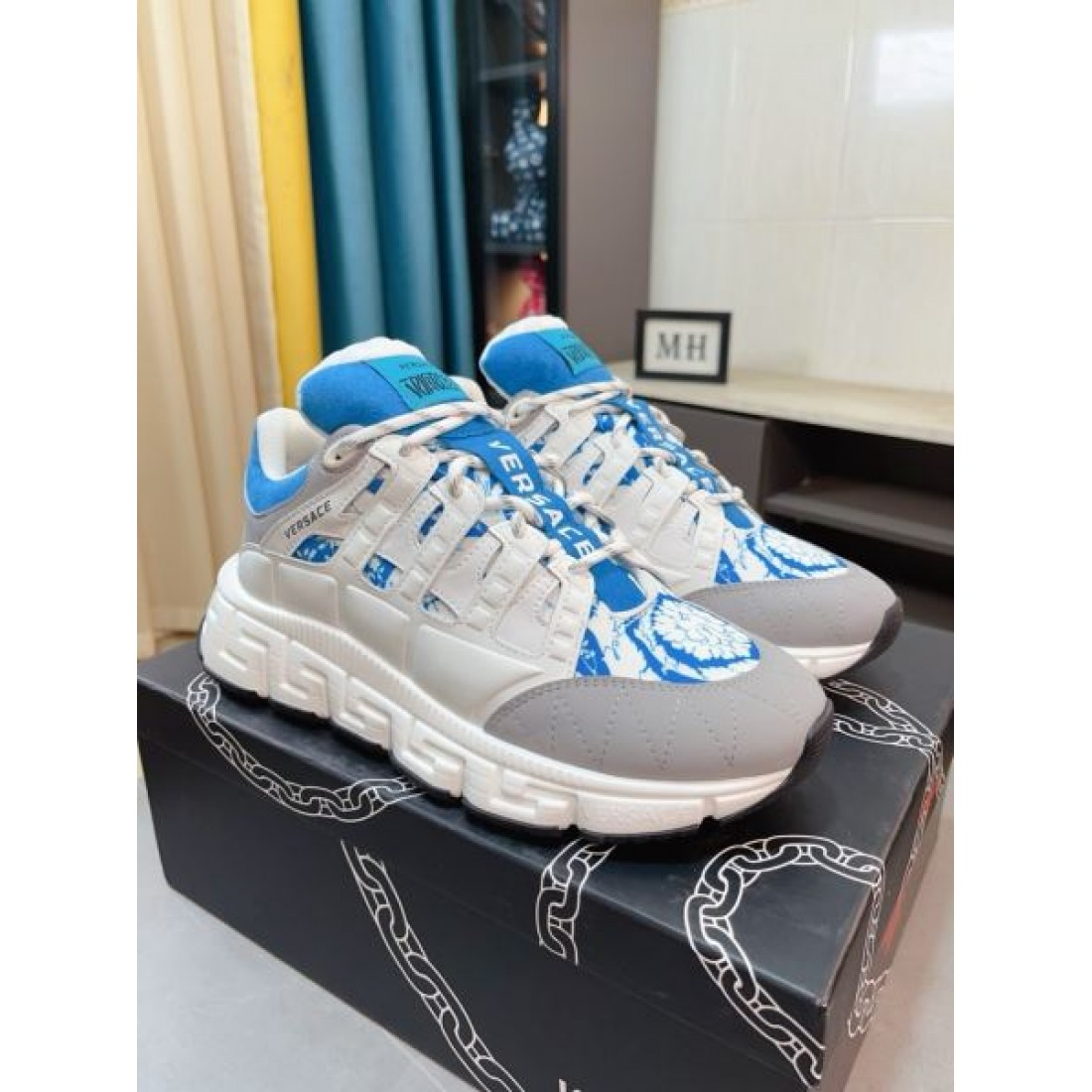 スタイリッシュ 高級感 VERSACE ヴェルサーチェ コピー スニーカー 洗練 存在感