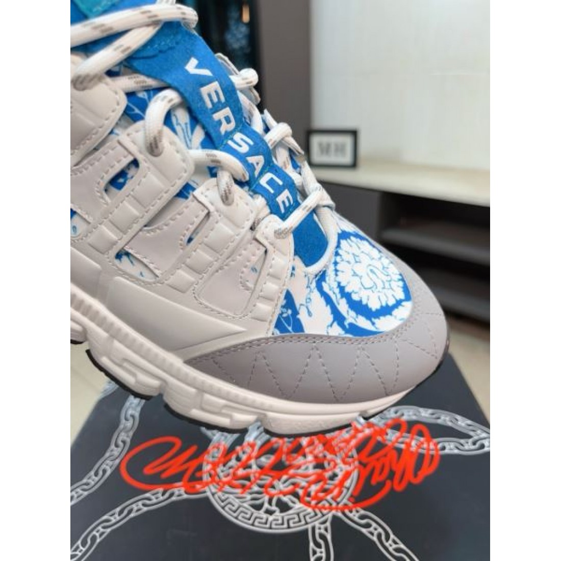 スタイリッシュ 高級感 VERSACE ヴェルサーチェ コピー スニーカー 洗練 存在感