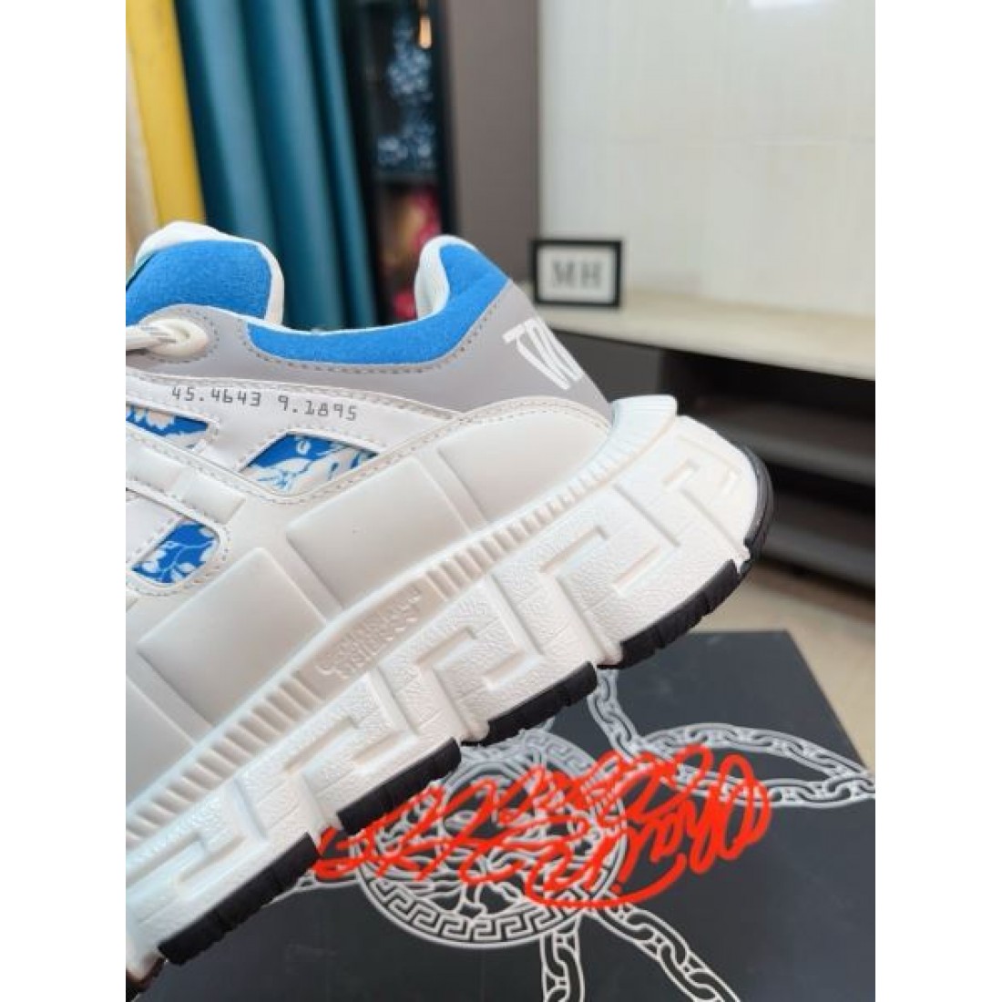 スタイリッシュ 高級感 VERSACE ヴェルサーチェ コピー スニーカー 洗練 存在感