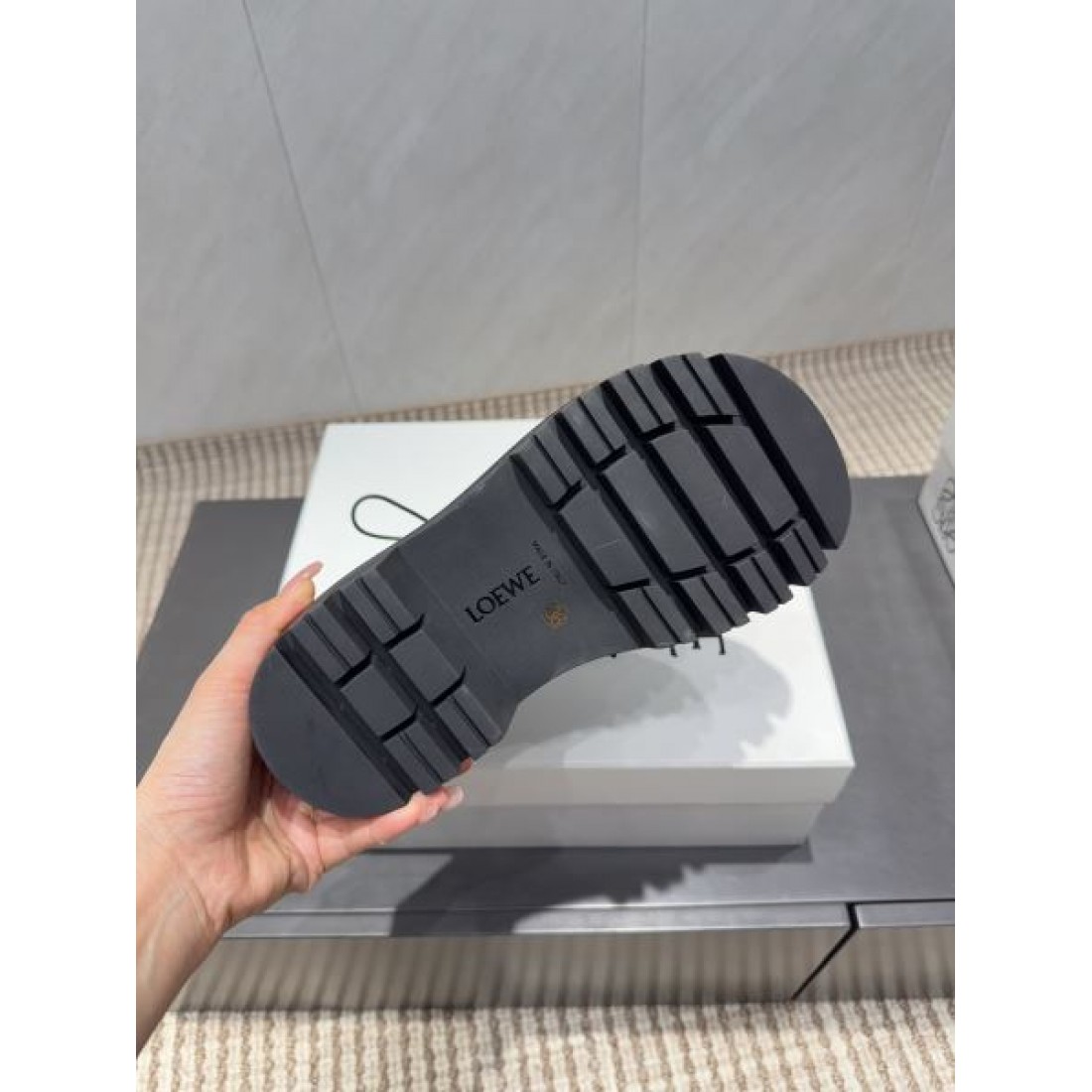 ミニマル 上品 LOEWE ロエベ スーパーコピー ブーツ 洗練 大人向け