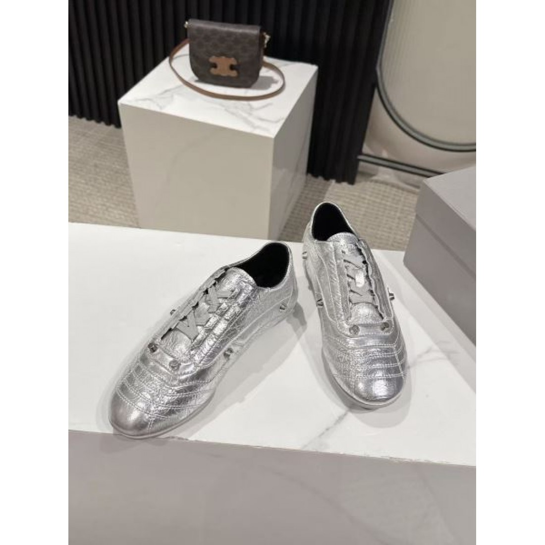  モダン 個性的 BALENCIAGA バレンシアガ コピー カジュアルシューズ 存在感 洗練