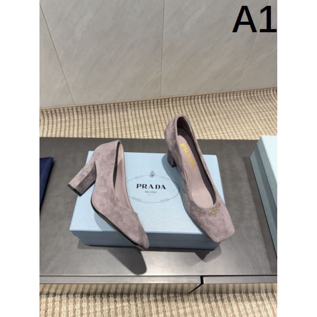 シンプル 高級感 PRADA プラダ コピー ハイヒール 大人向け 上品