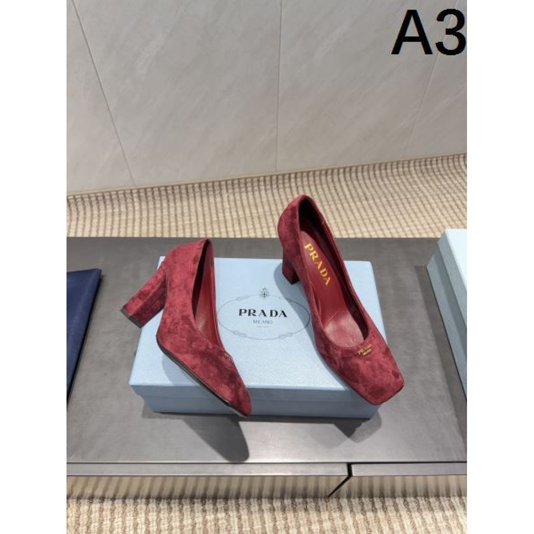 シンプル 高級感 PRADA プラダ コピー ハイヒール 大人向け 上品
