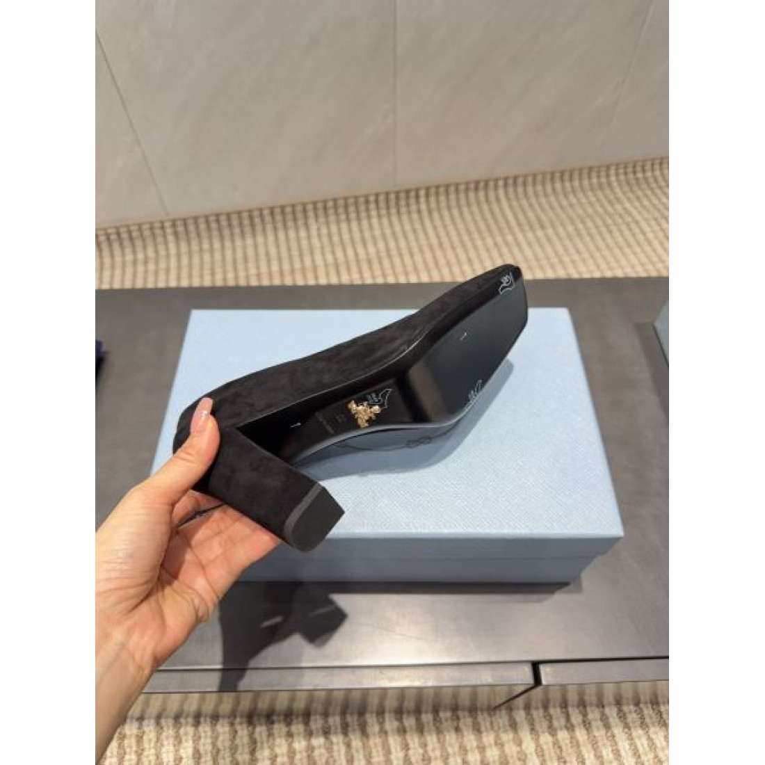 シンプル 高級感 PRADA プラダ コピー ハイヒール 大人向け 上品