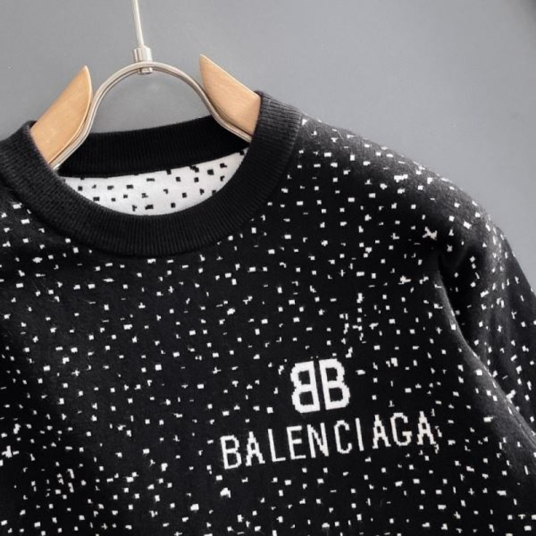  オーバーサイズ 都会的 高級感 BALENCIAGA バレンシアガ コピー セーター 主役級