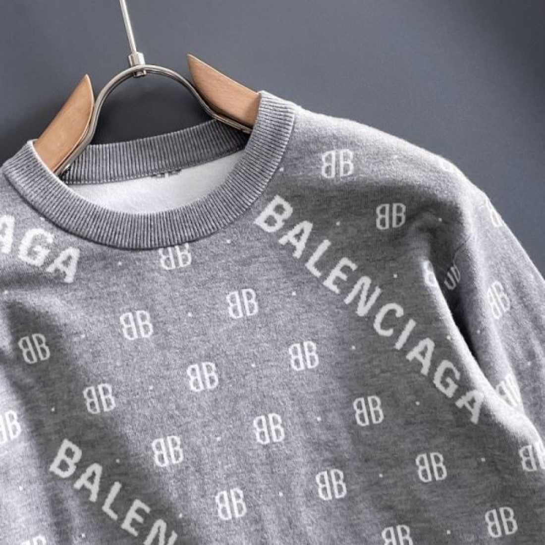  モード感 前衛的 トレンド BALENCIAGA バレンシアガ コピー セーター 存在感