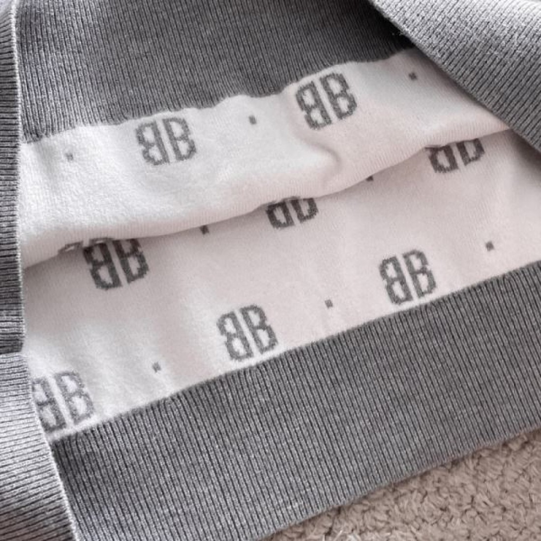  モード感 前衛的 トレンド BALENCIAGA バレンシアガ コピー セーター 存在感