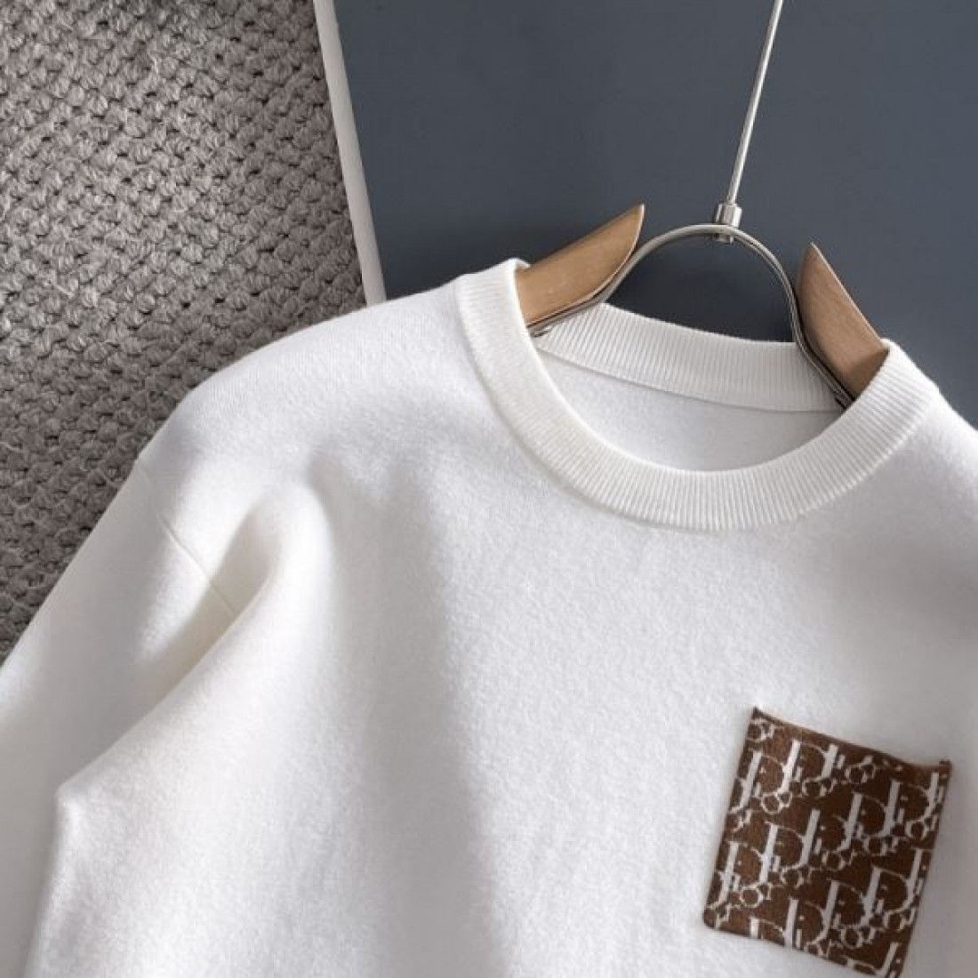 上品 ミニマル 高級 DIOR ディオール コピー セーター 落ち着き 端正 定評