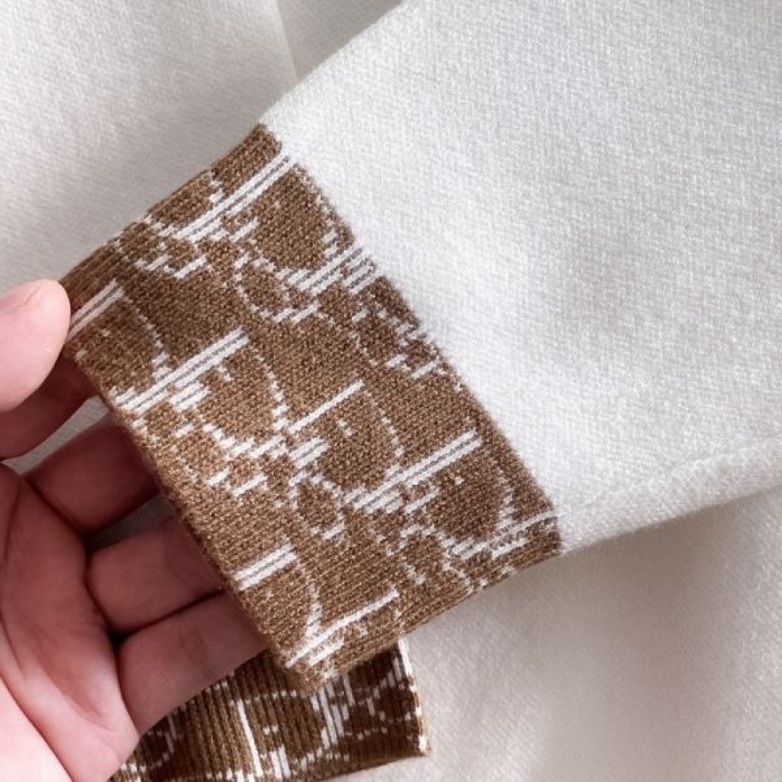 上品 ミニマル 高級 DIOR ディオール コピー セーター 落ち着き 端正 定評