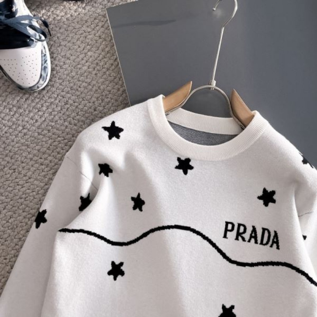 シンプル 都会的 上品 PRADA プラダ コピー セーター 大人っぽい ミニマル 人気