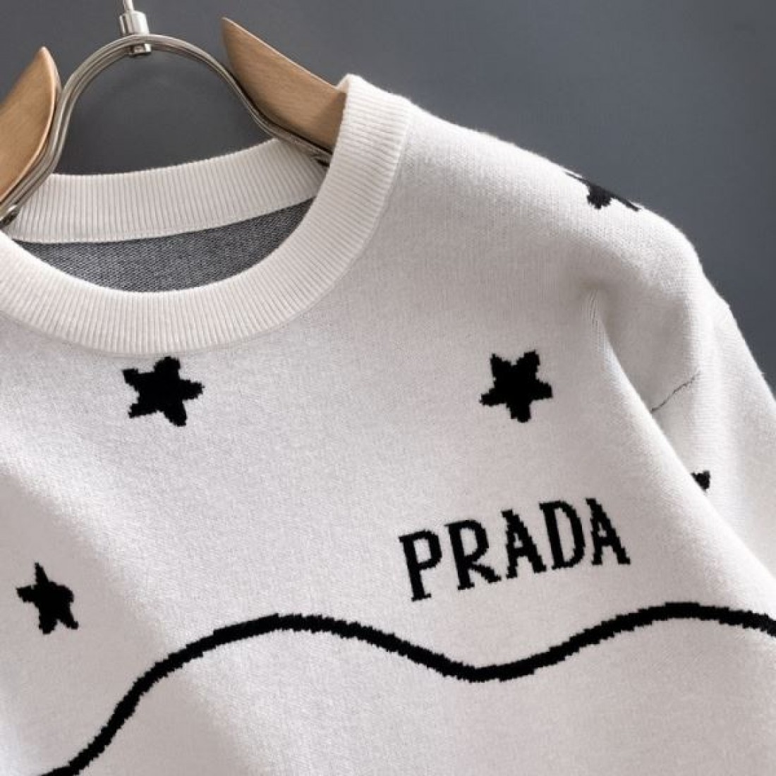 シンプル 都会的 上品 PRADA プラダ コピー セーター 大人っぽい ミニマル 人気