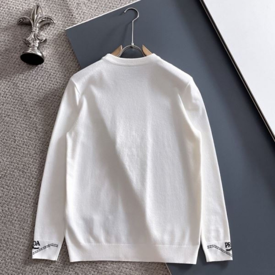  モダン 高級感 スタイリッシュ PRADA プラダ コピー セーター 洗練 シャープ 上質