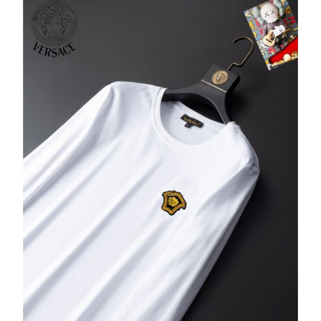 スタイリッシュ 高級感 VERSACE ヴェルサーチェ コピー 長袖Tシャツ 洗練 存在感