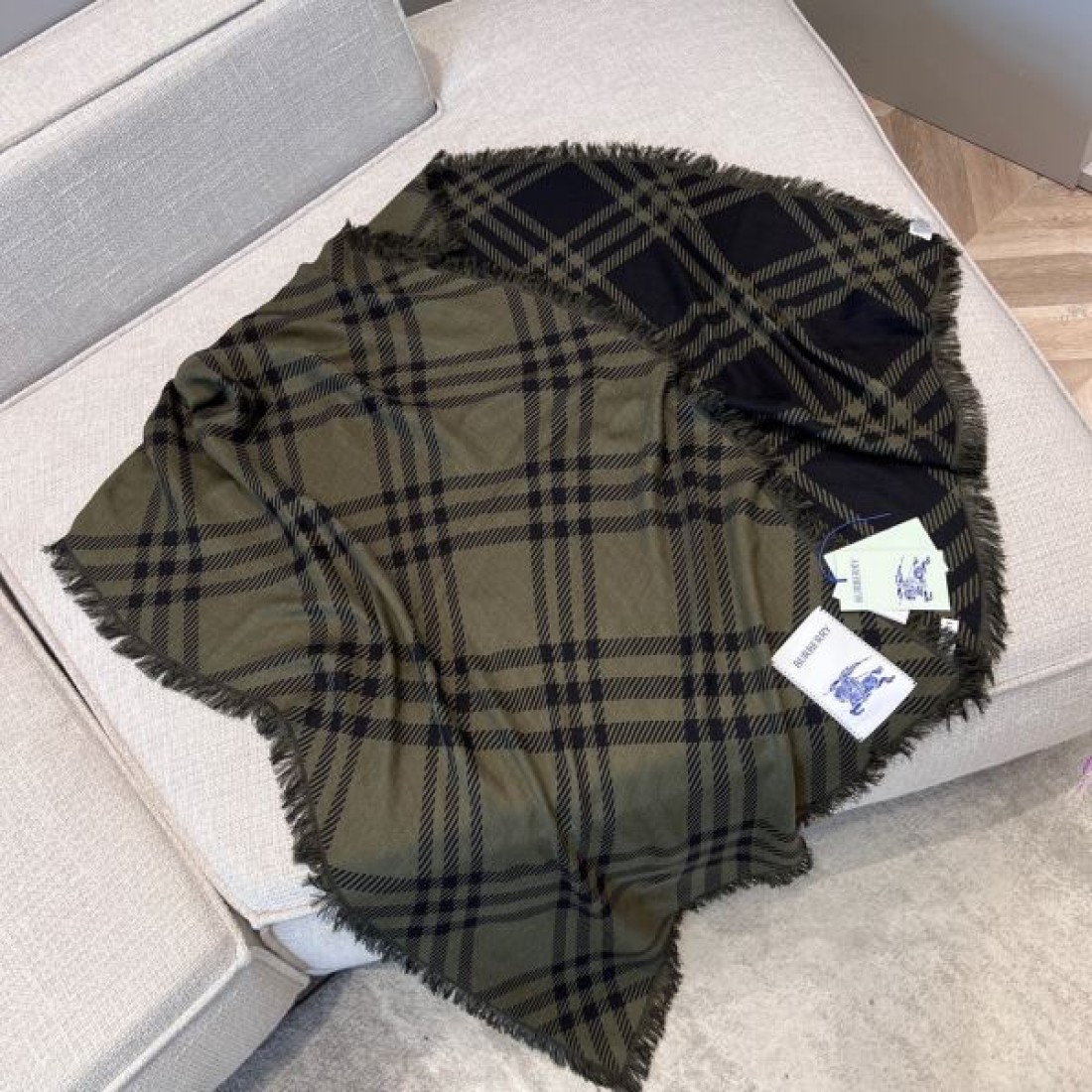 チェック柄 フリンジ付き 大判ストール 肩掛け 防寒アイテム Burberry バーバリー コピー マフラー レディース 2026新作風