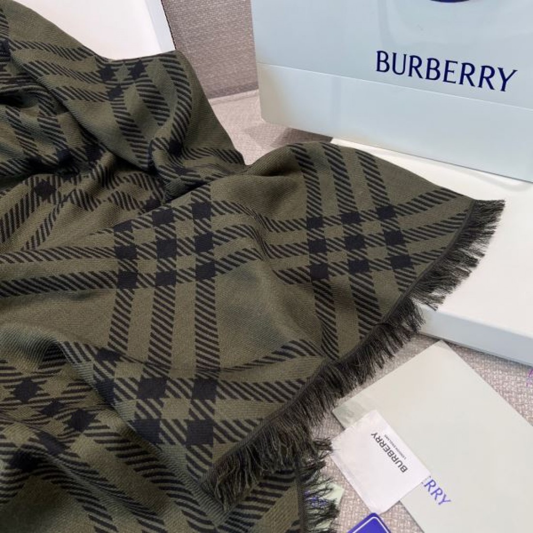 チェック柄 フリンジ付き 大判ストール 肩掛け 防寒アイテム Burberry バーバリー コピー マフラー レディース 2026新作風