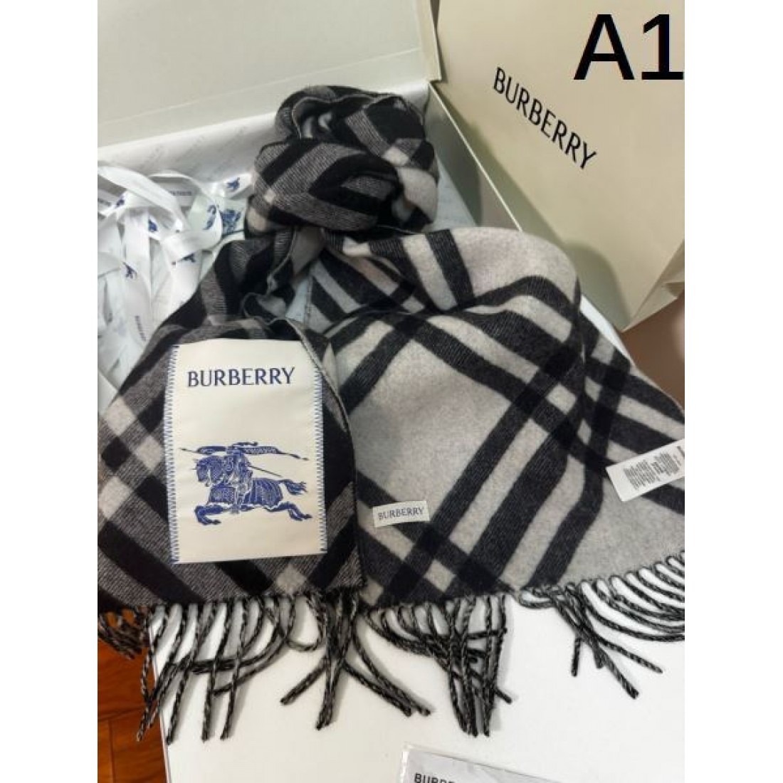 定番 高級感 BURBERRY バーバリー コピー ストール ベージュトーン×ダークラインチェック ブランド象徴パターン 大判サイズ 柔らかタッチ