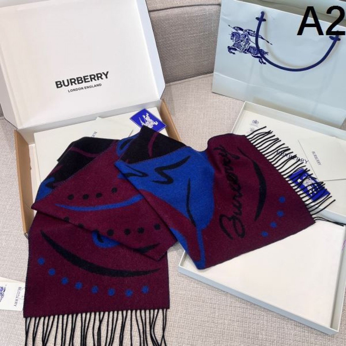 アート 個性 BURBERRY バーバリー コピー マフラー ブルー×グレー配色 グラフィック柄デザイン ロゴ入り フリンジ仕上げ 柔らかウール素材 存在感抜群