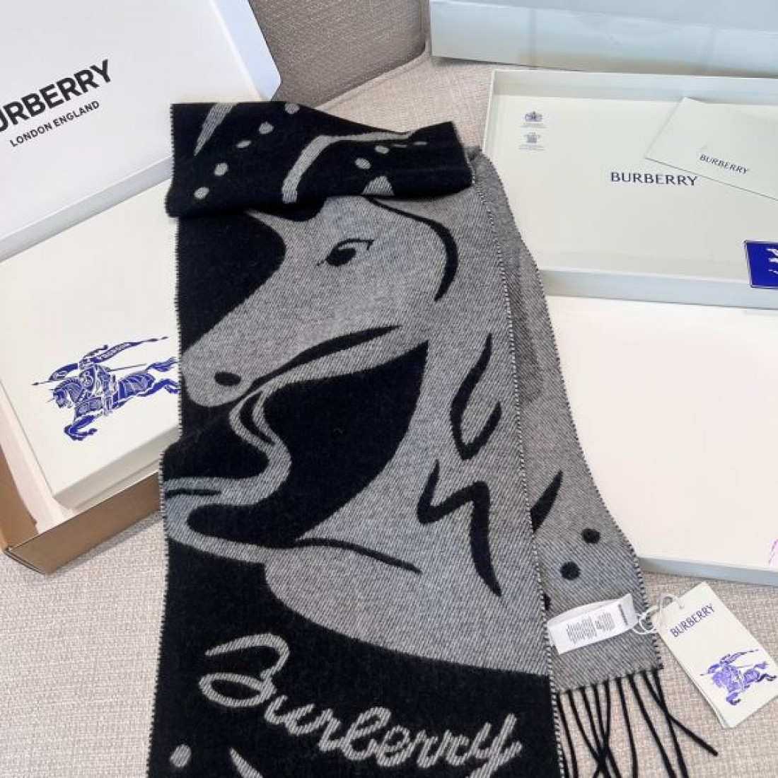 アート 個性 BURBERRY バーバリー コピー マフラー ブルー×グレー配色 グラフィック柄デザイン ロゴ入り フリンジ仕上げ 柔らかウール素材 存在感抜群