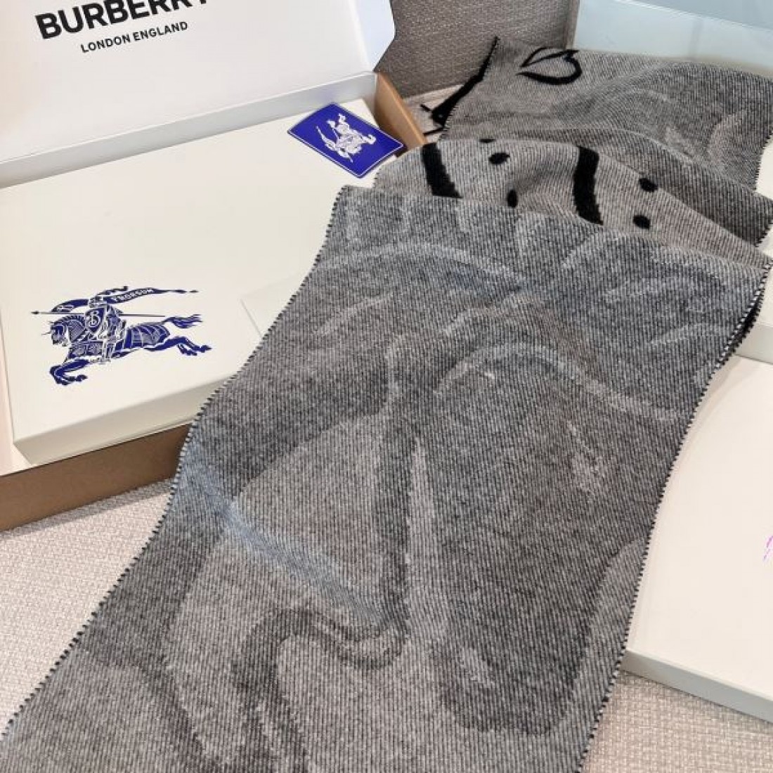 アート 個性 BURBERRY バーバリー コピー マフラー ブルー×グレー配色 グラフィック柄デザイン ロゴ入り フリンジ仕上げ 柔らかウール素材 存在感抜群