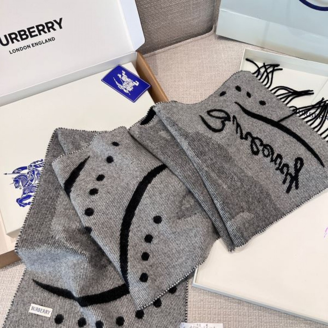 アート 個性 BURBERRY バーバリー コピー マフラー ブルー×グレー配色 グラフィック柄デザイン ロゴ入り フリンジ仕上げ 柔らかウール素材 存在感抜群