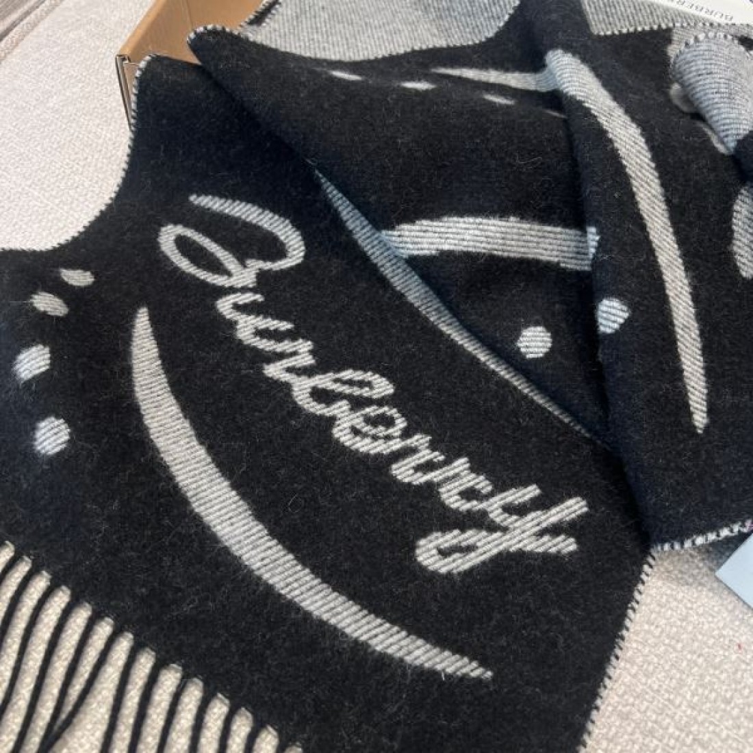 アート 個性 BURBERRY バーバリー コピー マフラー ブルー×グレー配色 グラフィック柄デザイン ロゴ入り フリンジ仕上げ 柔らかウール素材 存在感抜群