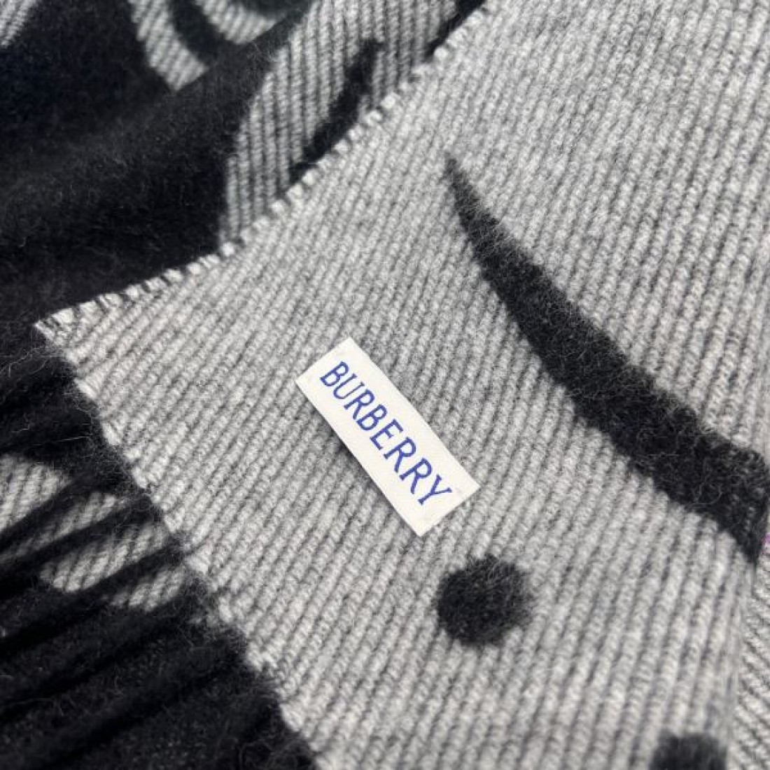 アート 個性 BURBERRY バーバリー コピー マフラー ブルー×グレー配色 グラフィック柄デザイン ロゴ入り フリンジ仕上げ 柔らかウール素材 存在感抜群