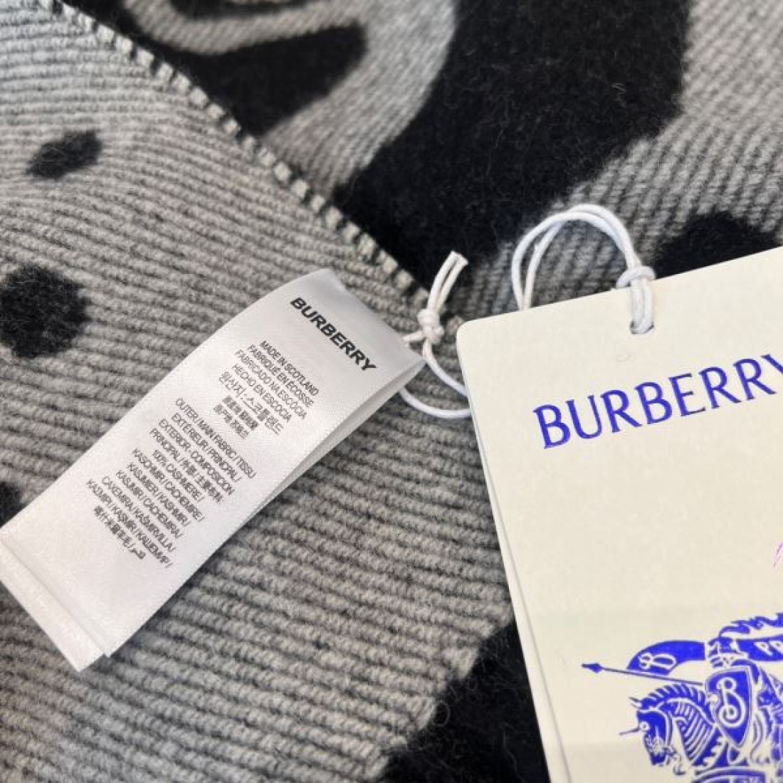 アート 個性 BURBERRY バーバリー コピー マフラー ブルー×グレー配色 グラフィック柄デザイン ロゴ入り フリンジ仕上げ 柔らかウール素材 存在感抜群
