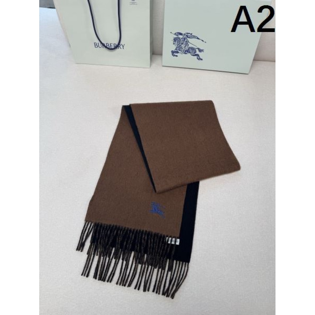 BURBERRY バーバリー コピー マフラー ライトブルー×グレー配色 ワンポイント騎士刺繍 フリンジ仕上げ 柔らかウール素材 上品な印象