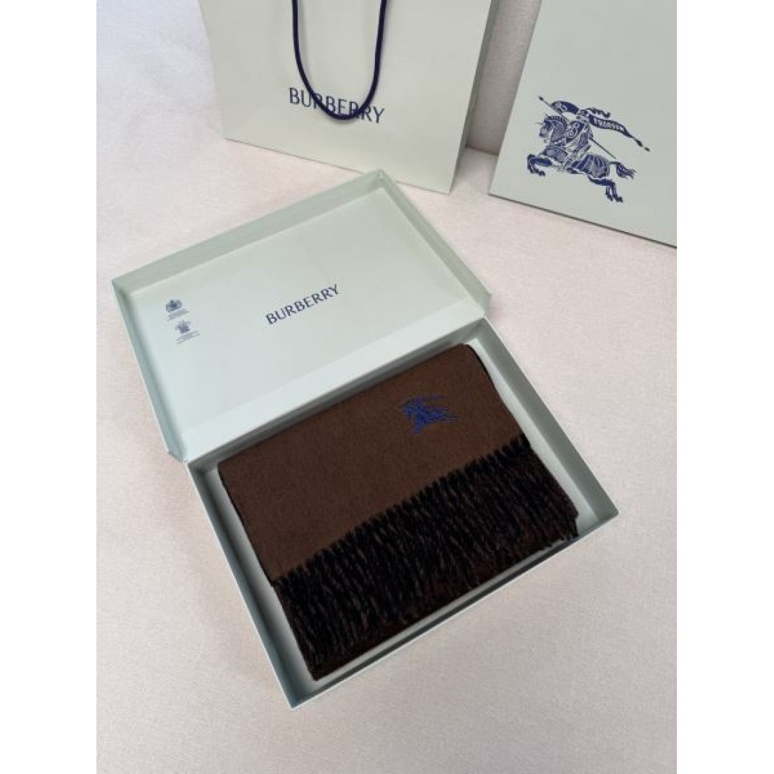 BURBERRY バーバリー コピー マフラー ライトブルー×グレー配色 ワンポイント騎士刺繍 フリンジ仕上げ 柔らかウール素材 上品な印象