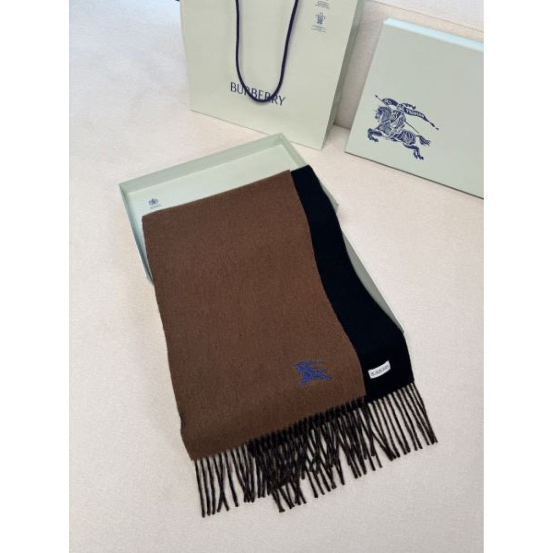 BURBERRY バーバリー コピー マフラー ライトブルー×グレー配色 ワンポイント騎士刺繍 フリンジ仕上げ 柔らかウール素材 上品な印象